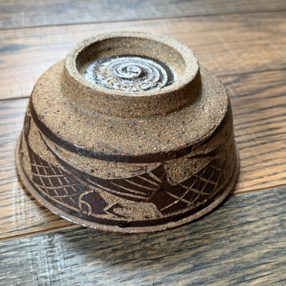 Vintage Sgraffito Studio Pottery Bowl 6.5" Fish Motif Signed Brown Glaze - Picture 5 of 8